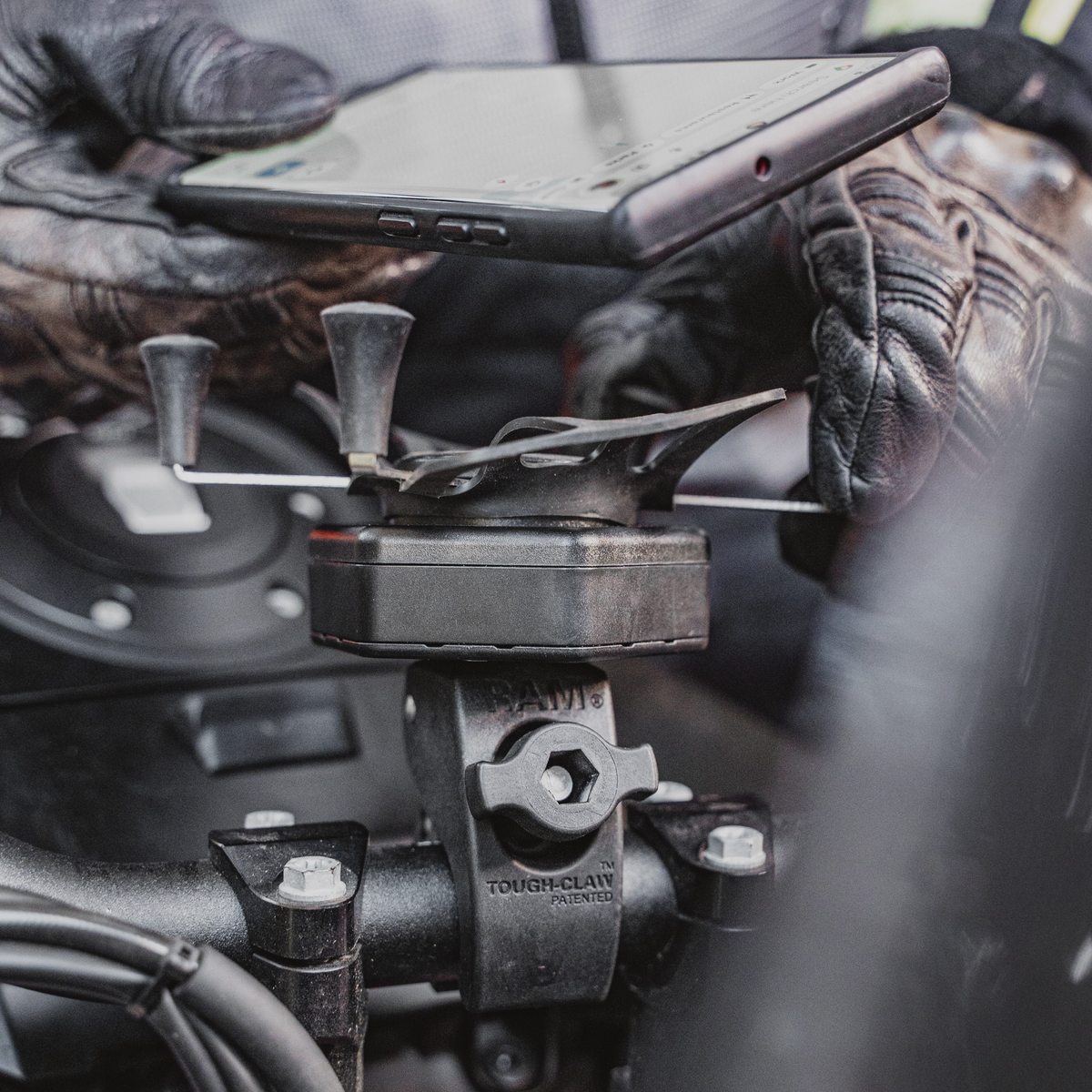 RAM X-Grip Vibe-Safe L Phone Mount with Small Tough-Claw (RAM-HOL-UN10-462-400)