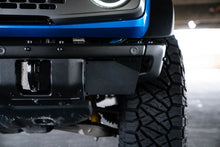 Cargar imagen en el visor de la galería, Soporte de reubicación de matrícula de parachoques delantero de fábrica Ford Bronco DV8 Offroad 21-22 (lateral)