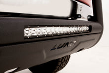 Cargar imagen en el visor de la galería, Defensa delantera con luz y cableado para Chevy Silverado 1500 07-17 de Lund, color negro