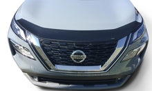 Cargar imagen en el visor de la galería, Protector de capó de acrílico de perfil bajo Aeroskin AVS 21-23 para Nissan Rogue - Ahumado