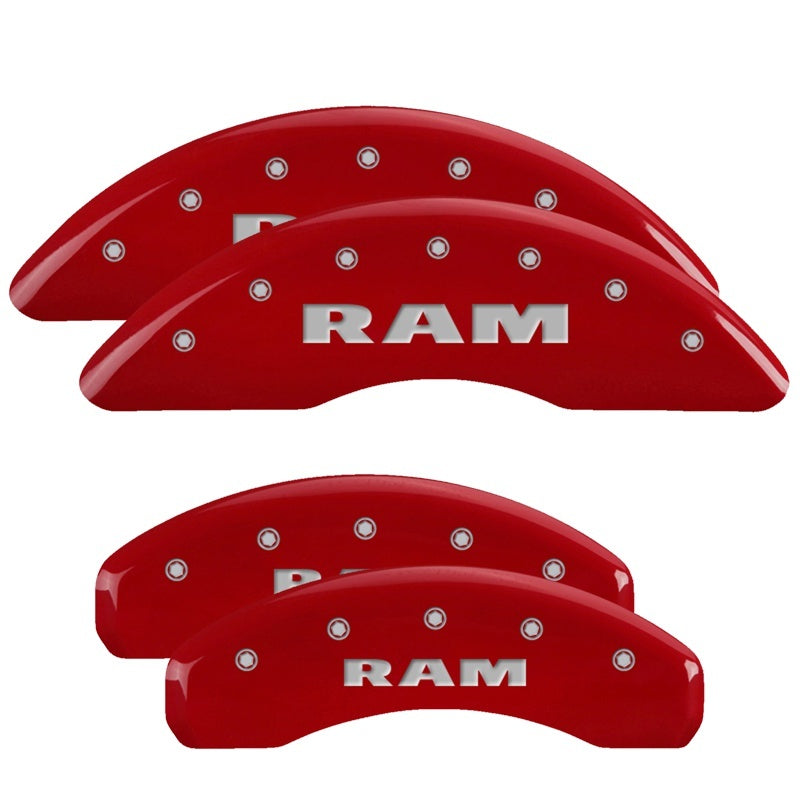 Cubiertas de pinza MGP 4 grabadas delanteras y traseras 2019 Ram 1500 Acabado rojo Logotipo RAM plateado