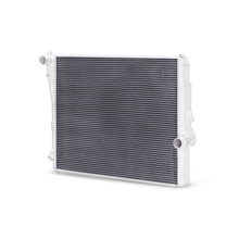 Cargar imagen en el visor de la galería, Mishimoto 99-06 BMW 323i/323i/328i/330i Performance Aluminum Radiator