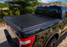 Cargar imagen en el visor de la galería, Roll-N-Lock 2024 Toyota Tacoma 5ft M-Series Retractable Tonneau Cover