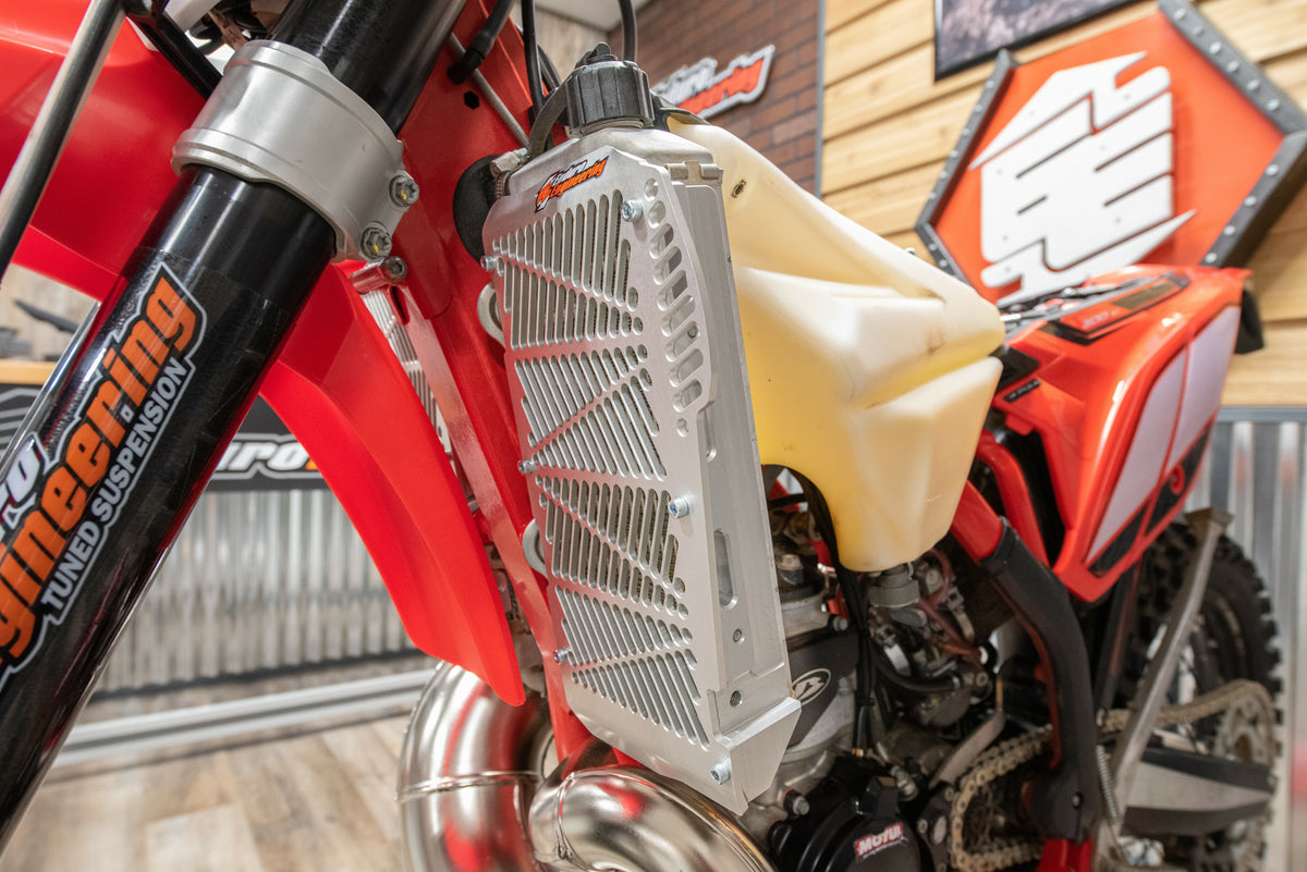 Enduro Engineering Billet Radiator Guard Beta (12-4020)