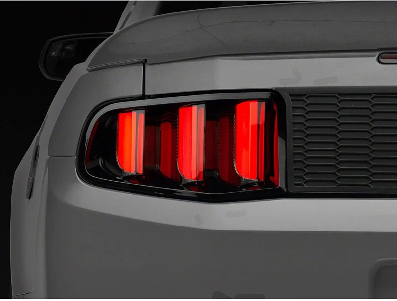 Luces traseras LED Raxiom 10-12 Ford Mustang Vector V2 - Carcasa negra brillante (lente transparente)