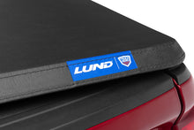 Cargar imagen en el visor de la galería, Cubierta de lona plegable triple Genesis para Chevrolet Silverado 1500 (caja de 5,5 pies) de Lund 19-23, color negro