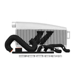 Kit de intercooler de montaje superior Mishimoto Subaru WRX 02-07/STi 04-07: mangueras plateadas y negras recubiertas de polvo