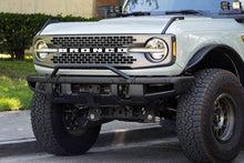 Cargar imagen en el visor de la galería, Soporte de reubicación de matrícula de parachoques delantero de fábrica Ford Bronco DV8 Offroad 21-22 - Delantero