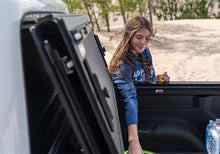 Cargar imagen en el visor de la galería, BAK 2020 Jeep Gladiator 5ft Bed BAKFlip MX4