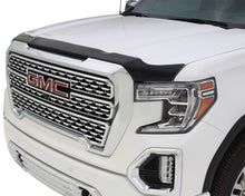 Cargar imagen en el visor de la galería, Protector de capó de perfil bajo Aeroskin para GMC Sierra 1500 AVS 19-22, color ahumado