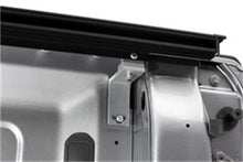 Cargar imagen en el visor de la galería, Cubierta retráctil Roll-N-Lock para Toyota Tacoma Double Cab SB de 60-1/2 pulgadas Serie A 16-18