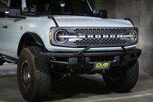 Cargar imagen en el visor de la galería, Soporte de reubicación de matrícula de parachoques delantero de fábrica Ford Bronco DV8 Offroad 21-22 - Delantero