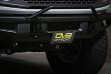 Cargar imagen en el visor de la galería, Soporte de reubicación de matrícula de parachoques delantero de fábrica Ford Bronco DV8 Offroad 21-22 - Delantero