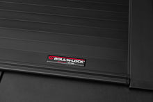 Cargar imagen en el visor de la galería, Cubierta retráctil para caja de camioneta Roll-N-Lock 2019 Chevrolet Silverado 1500 XSB de 68-3/8 pulgadas Serie A