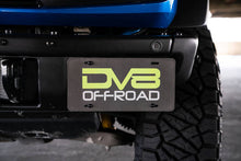 Cargar imagen en el visor de la galería, Soporte de reubicación de matrícula de parachoques delantero de fábrica Ford Bronco DV8 Offroad 21-22 (lateral)