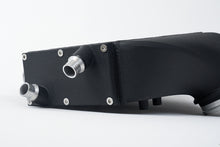 Cargar imagen en el visor de la galería, CSF 2014+ BMW M3/M4 (F8X) Top Mount Charge-Air-Cooler - Crinkle Black