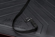 Cargar imagen en el visor de la galería, Cubierta retráctil para caja de camioneta Roll-N-Lock 2019 Chevrolet Silverado 1500 XSB de 68-3/8 pulgadas Serie A