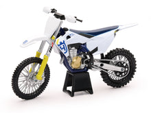 Load image into Gallery viewer, New Ray Toys Husqvarna FC450 Motocross/ Scale - 1:12