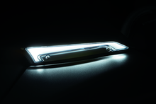 Cargar imagen en el visor de la galería, Kuryakyn Tracer Windshield Trim Lights Chrome