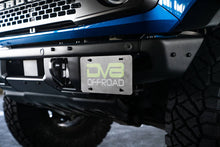 Cargar imagen en el visor de la galería, Soporte de reubicación de matrícula de parachoques delantero de fábrica Ford Bronco DV8 Offroad 21-22 (lateral)