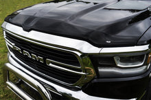 Cargar imagen en el visor de la galería, Protector de capó de acrílico de perfil bajo Aeroskin para Dodge RAM 1500 AVS 2019, color ahumado