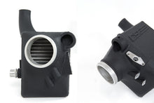 Cargar imagen en el visor de la galería, Conjunto de enfriador de aire de sobrealimentación doble CSF 16-21 BMW M5 (F90) / 17-21 BMW M8 (F91/F92/F93) - Negro arrugado