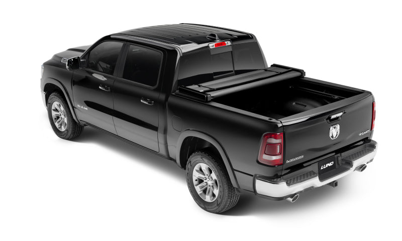 Lund 02-17 Dodge Ram 1500 (caja de 8 pies, no incluye cajas con Rambox) Cubierta de lona plegable triple Genesis, color negro