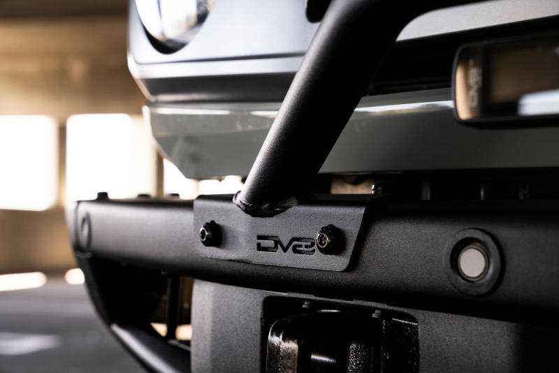 DV8 Offroad 2021-2022 Ford Bronco (no apto para parachoques de plástico de fábrica) Barra protectora de parachoques de fábrica, color negro