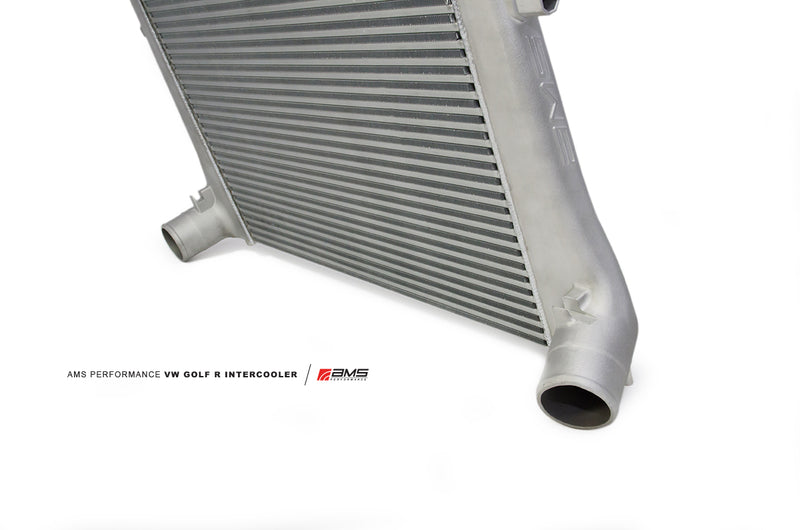 Actualización del intercooler de montaje frontal con tanques de extremo fundido AMS Performance para VW Golf R MK7 2015+