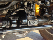 Cargar imagen en el visor de la galería, ARB Diff Cover Blk Ford 8.8