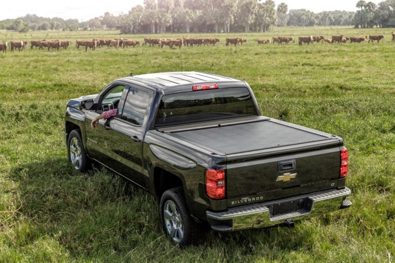 Cubierta retráctil Roll-N-Lock de 68 pulgadas de la serie M para Chevy Silverado/Sierra 1500 XSB 14-18