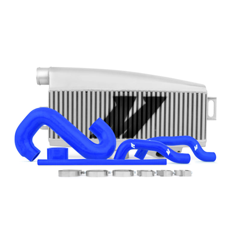 Kit de intercooler de montaje superior Mishimoto Subaru WRX 02-07/STi 04-07: mangueras plateadas y azules recubiertas de polvo