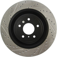 Cargar imagen en el visor de la galería, Rotor delantero derecho ranurado y perforado SportStop para Infiniti G37 / Nissan 370Z de StopTech