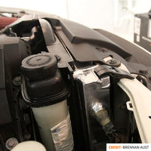 Cargar imagen en el visor de la galería, Mishimoto 92-99 BMW E36 Manual Aluminum Radiator