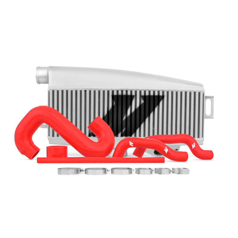 Kit de intercooler de montaje superior Mishimoto Subaru WRX 02-07/STi 04-07: mangueras plateadas y rojas recubiertas de polvo