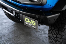 Cargar imagen en el visor de la galería, Soporte de reubicación de matrícula de parachoques delantero de fábrica Ford Bronco DV8 Offroad 21-22 (lateral)