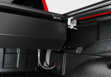 Cargar imagen en el visor de la galería, Toyota Tundra CrewMax 2022 de Retrax, caja de 5,5 pies con sistema de rieles de plataforma PowertraxPRO XR