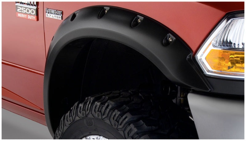 Guardabarros estilo bolsillo Bushwacker 10-18 Dodge Ram 2500, 2 piezas, color negro