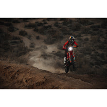 Cargar imagen en el visor de la galería, Adapt_XE_Extreme_Enduro_LED_Lifestyle_02.jpg