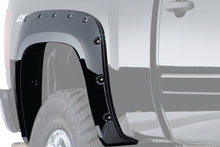 Cargar imagen en el visor de la galería, Guardabarros traseros recortados Bushwacker 99-07 Ford Super Duty SB