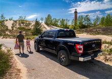 Cargar imagen en el visor de la galería, Cubierta retráctil Roll-N-Lock para caja de 5 pies de Jeep Gladiator 2020 Serie M