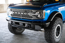 Cargar imagen en el visor de la galería, Soporte de reubicación de matrícula de parachoques delantero de fábrica Ford Bronco DV8 Offroad 21-22 (lateral)