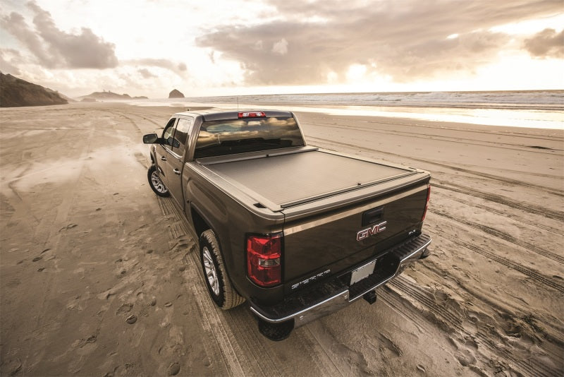 Cubierta retráctil para caja de camioneta Roll-N-Lock 2019 Chevrolet Silverado 1500 XSB de 68-3/8 pulgadas Serie A