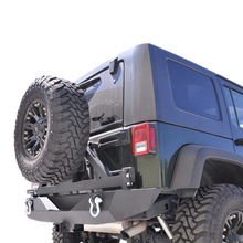 Cargar imagen en el visor de la galería, Parachoques trasero de aluminio con portaneumáticos DV8 Offroad 07-18 para Jeep Wrangler JK, color negro