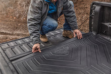 Cargar imagen en el visor de la galería, Alfombrilla de caja resistente Husky Liners para Silverado/Sierra 1500 19-23 de 79,4&quot;