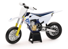 Cargar imagen en el visor de la galería, New Ray Toys Husqvarna FS450 Supermoto/ Scale - 1:12