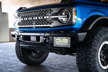 Cargar imagen en el visor de la galería, Soporte de reubicación de matrícula de parachoques delantero de fábrica Ford Bronco DV8 Offroad 21-22 (lateral)