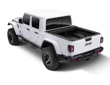 Cargar imagen en el visor de la galería, Cubierta retráctil Roll-N-Lock para caja de 5 pies de Jeep Gladiator 2020 Serie M