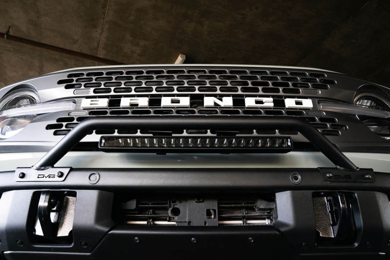 DV8 Offroad 2021-2022 Ford Bronco (no apto para parachoques de plástico de fábrica) Barra protectora de parachoques de fábrica, color negro