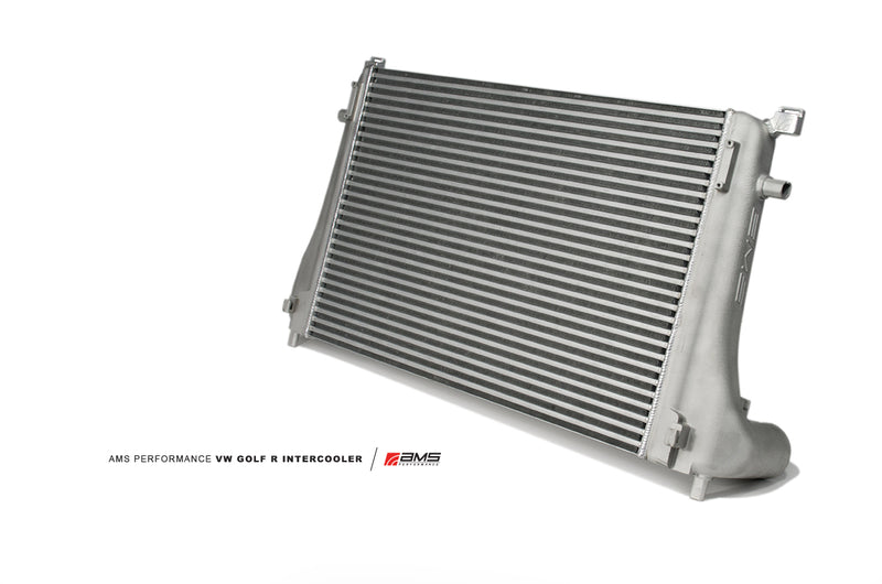 Actualización del intercooler de montaje frontal con tanques de extremo fundido AMS Performance para VW Golf R MK7 2015+